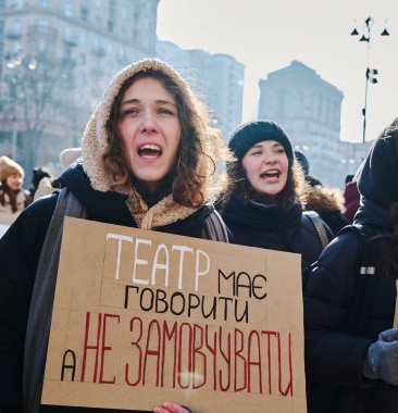 KYIV, UKRAINE - 10 Şubat: Vatandaşlar Molodyy Tiyatrosu önünde toplandı, ellerinde pankartlar ve tutkuyla cinsel tacize son verilmesini talep ediyorlar.