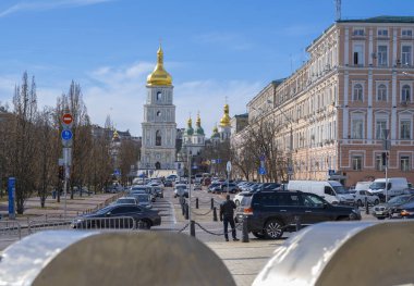 Kyiv, Ukrayna - 14 Mart 2025 Sophia Kyivska 'nın şehir yaşamı ve enerji ile çevrili çarpıcı mimarisini sergiliyor.