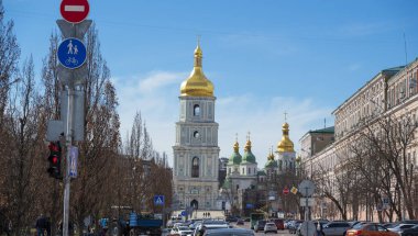 Kyiv 'in Sophia Kyivska' sı 14 Mart 2025 'te parlak mavi gökyüzüne karşı ikonik altın kubbeleriyle parlıyor..