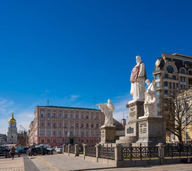 Kyiv, Ukrayna - 14 Mart 2025 'te ziyaretçiler Mikhailivska Meydanı' ndaki Prenses Olga Anıtı 'na hayran kaldılar..