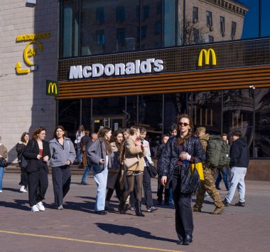 Kyiv, Ukrayna - 14 Mart 2025. İnsanlar hareketli sokaklarda toplanır, sosyalleşir, güler ve şehrin hayat dolu atmosferinin tadını çıkarırlar..