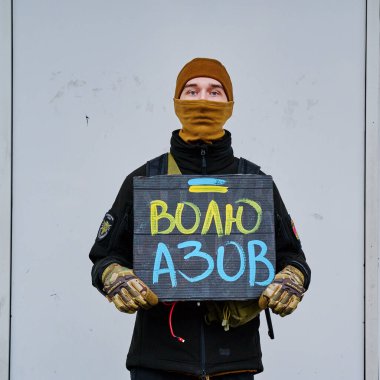 Kyiv, Ukrayna - 26 Ocak 2025: Eylemciler, 2022 yılından beri tutsak tutulan Ukraynalı askerler için adalet talep eden haftalık Özgür Azov mitingi için toplandılar, farkındalık ve dayanışmayı artırdılar.