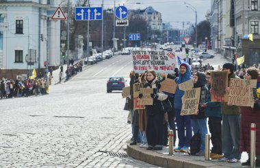 Kyiv, Ukrayna - 16 Mart 2025: Ukrayna Ulusal Operası yakınlarındaki Volodumirska caddesinde toplanan kalabalık, Azov savunucuları için özgürlük ve Mariupol 'e destek çağrısında bulundu.