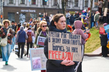 Kyiv, Ukrayna - 16 Mart 2025: Eylemciler Ulusal Opera yakınlarındaki Volodumirska Caddesi 'nde toplandılar, Azov savunucuları için bayraklar taşıdılar ve Rus işgaline karşı sloganlar attılar.