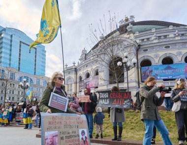 Kyiv, Ukrayna - 16 Mart 2025: Halk Ulusal Opera yakınlarındaki Volodumirska Caddesi 'nde toplanıyor, ellerinde Azov mahkumlarının serbest bırakılması ve Rus işgalini kınayan pankartlar bulunuyor.