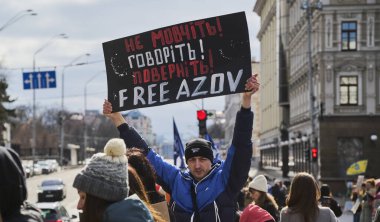 Kyiv, Ukrayna - 16 Mart 2025: Ulusal Opera yakınlarındaki Volodumirska caddesinde toplanan kalabalık, Azov savunucularının özgürlüğü ve Ukraynalı savaş esirlerine destek talep ediyor.