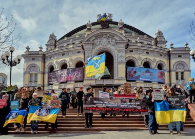 Kyiv, Ukrayna - 16 Mart 2025: Protestocular, Azov savunucularının serbest bırakılması yönünde çağrıda bulunan Ukrayna Ulusal Operasının yanındaki Volodumirska caddesinde toplandılar.