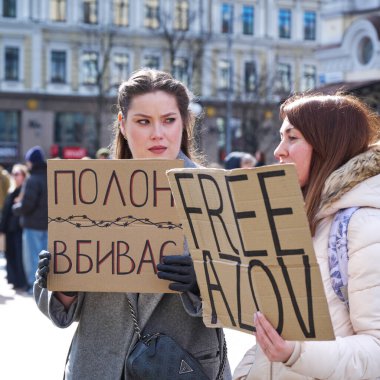 Kyiv, Ukrayna - 16 Mart 2025: Volodumirska Caddesi 'ndeki Ulusal Opera' da toplanan kalabalık, Özgür Azov ve Polon vbyvats gibi Ukraynalı savaş esirlerine özgürlük talep ediyor..