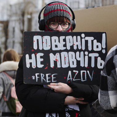 Kyiv, Ukrayna - 16 Mart 2025: Ukrayna Ulusal Operası yakınlarındaki Volodumirska Caddesi 'nde, protestocular Azov savunucularının serbest bırakılmasını talep etmek için toplandılar.