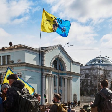 Kyiv, Ukrayna - 16 Mart 2025: Ulusal Opera yakınlarındaki Volodumirska caddesinde toplanan kalabalık, Azov savaşçıları için adalet talep ediyor ve savaş esirlerinin içinde bulunduğu durumu vurguluyor.