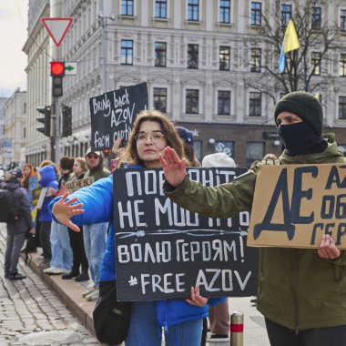 Kyiv, Ukrayna - 16 Mart 2025: Ulusal Opera yakınlarındaki Volodumirska caddesinde toplanan kalabalık, Azov savaşçılarına özgürlük talep ediyor.