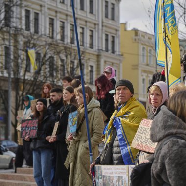 Kyiv, Ukrayna - 16 Mart 2025: Ulusal Opera yakınlarındaki Volodumirska caddesinde toplanan kalabalık, Azov 'u özgür kıldığını ilan ediyor ve Mariupol' ün savunucularına dayanışma gösteriyor.
