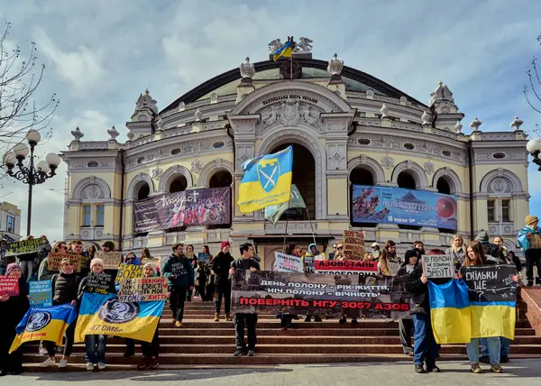 Kyiv, Ukrayna - 16 Mart 2025: Protestocular, Azov savunucularının serbest bırakılması yönünde çağrıda bulunan Ukrayna Ulusal Operasının yanındaki Volodumirska caddesinde toplandılar.