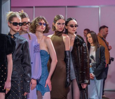 KYIV, UKRAINE - 14 Şubat: kalabalık kulis alanında, modeller podyum için hazırlanıyor, güven ve tarz yayıyorlar. Ukrayna Moda Haftası FW25-26 - 1. gün