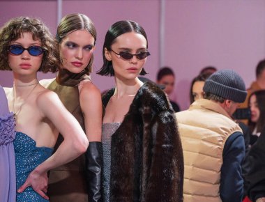 KYIV, UKRAINE - 14 Şubat: kalabalık kulis alanında, modeller podyum için hazırlanıyor, güven ve tarz yayıyorlar. Ukrayna Moda Haftası FW25-26 - 1. gün