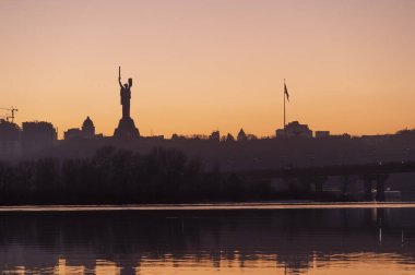 Kyiv, Ukrayna - 20 Mart 2025: Ukrayna 'nın ünlü Ukrayna Ana Anıtı' nın manzarası - Ukrayna 'daki Rus işgalinin tam ölçekli bir sembolü (24 Şubat 2022) ve Secon' daki Ulusal Ukrayna Tarihi Müzesi 'nin bir parçası