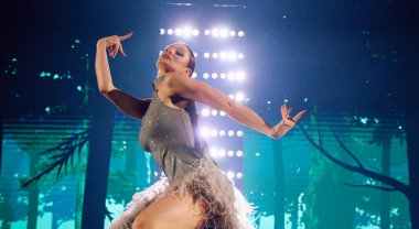 Kyiv, Ukrayna - 17 Şubat 2025. Mankenler, Ukrayna kültürünü modern tarzlarla harmanlayarak, canlı tasarımlar ve dinamik hareketlerle Gasanova defilesinin podyumunu süslüyor..