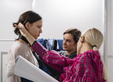 Kyiv, Ukrayna - 14 Şubat 2025: Ukrayna Moda Haftası 'nda sahne arkasında, tasarımcı Olena Guranda büyük beklenen şovun mükemmel görünümü için bir modelle işbirliği yapıyor.
