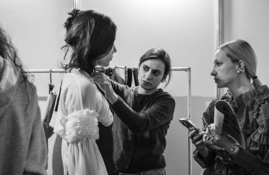 Kyiv, Ukrayna - 14 Şubat 2025: Ukrayna Moda Haftası FW25-26 'da tasarımcı Olena Guranda, heyecan verici bir gösteriye hazırlanmak için modeliyle yakın işbirliği içinde..