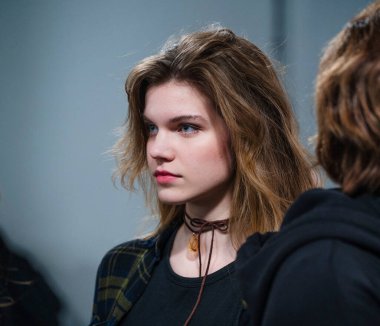 Kyiv, Ukrayna - 14 Şubat 2025: Ukrayna Moda Haftası FW25-26 'da modeller stil ve hazırlık aşamasındayken, tasarımcılar konferans ve son dakika düzenlemeleri yapıyorlar..