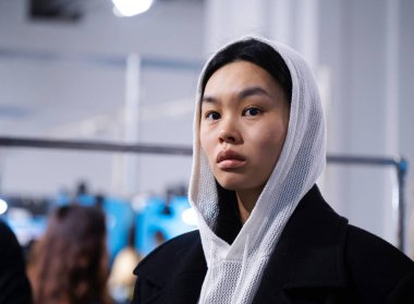 Kyiv, Ukrayna - 14 Şubat 2025: Tasarımcılar ve makyözler modeller poz verirken vızıldıyor ve Ukrayna Moda Haftası hazırlıkları sırasında havayı canlı sohbetler dolduruyor.