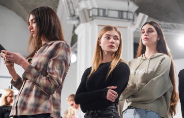 Kyiv, Ukrayna - 14 Şubat 2025: Tasarımcılar, modeller ve stilistler canlı bir dekor, ince ayar kıyafetleri ve yaklaşan podyum trendleri için pratik yürüyüşleri içinde birlikte çalışırlar.