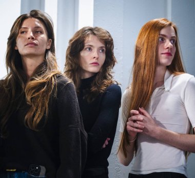 Kyiv, Ukrayna - 14 Şubat 2025: Modeller sahne arkasında toplandı,