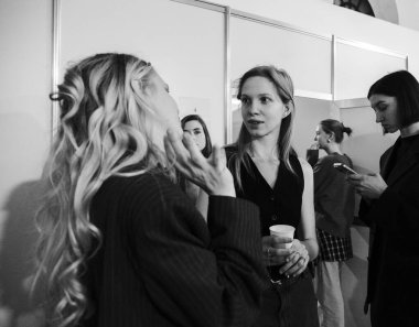 Kyiv, Ukrayna - 14 Şubat 2025: Ukrayna Moda Haftası 'nın sahne arkasında, modeller son rötuşları yaparken sohbet ediyorlar, yaratıcılık ve moda heyecanı ortamı yaratıyorlar..
