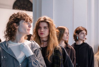 Kyiv, Ukrayna - 14 Şubat 2025: Modeller ve tasarımcılar, Ukrayna Moda Haftası 'nın ilk gününde podyum anlarına hazırlanırken canlı tartışmalara girişirler..