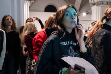 Kyiv, Ukrayna - 14 Şubat 2025: Ukrayna Moda Haftası 'nda sahne arkası, modeller ve tasarımcılar, yaratıcılık ve heyecan ortamında son bakışlar.