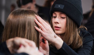 Kyiv, Ukrayna - 14 Şubat 2025: Tasarımcılar ve makyözler, Ukrayna Moda Haftası 'nın ilk günü için heyecan artarken, görünüşlerini ve saç şekillerini mükemmelleştiriyorlar..