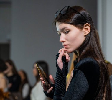 Kyiv, Ukrayna - 14 Şubat 2025: Tasarımcılar ve modeller, Ukrayna Moda Haftası 'nın ilk gösterimi için işbirliği, itiş kakış ve hazırlık, sahne arkasında yaratıcılık ve beklenti vızıltısı yaratıyor.