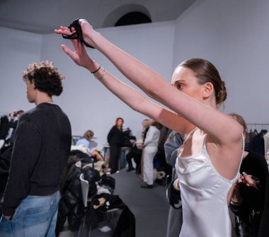 Kyiv, Ukrayna - 14 Şubat 2025: Tasarımcılar ve modeller sahne arkasında, Ukrayna Moda Haftası 'ndaki heyecan verici defileye hazırlanıyorlar..