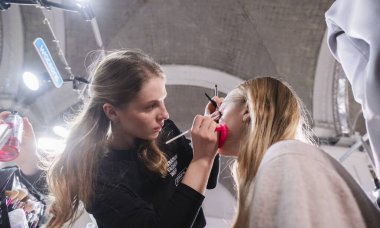 Kyiv, Ukrayna - 14 Şubat 2025: Yaratıcı sanatçılar Ukrayna Moda Haftası 'na adım atmadan önce kuliste modeller için makyaj ve nihai görünüm uygulayarak güzelliklerini artırdılar.