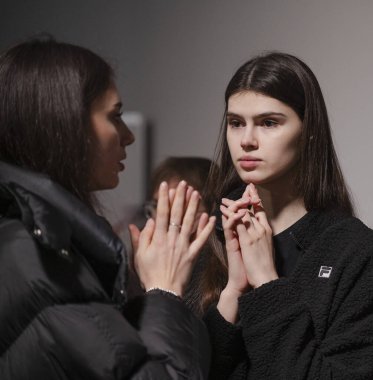 Kyiv, Ukrayna - 14 Şubat 2025: Ukrayna Moda Haftası 'nın vızıltıları arasında, modeller odaklı ifadelerle hazırlanırken, stilistler yaklaşan podyum için giysileri ve görünüşü belirliyorlar..