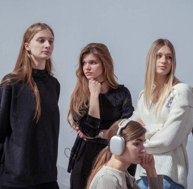 Kyiv, Ukrayna - 14 Şubat 2025. Ukrayna Moda Haftası FW25-26 'nın sahne arkasında modeller odaklı konuşmalarda, kıyafetlerini ayarlarken ve podyuma ilk çıkışları için hazırlanırken çekiliyor..