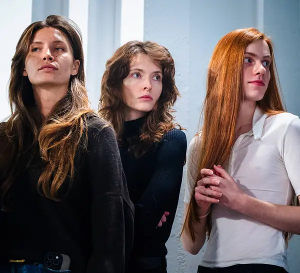 Kyiv, Ukrayna - 14 Şubat 2025: Modeller sahne arkasında toplandı,