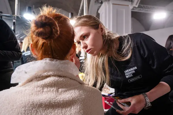 Kyiv, Ukrayna - 14 Şubat 2025: Yetenekli makyaj sanatçıları, Ukrayna Moda Haftası 'nın ilk gününde her detayın podyum için mükemmel olmasını sağlamak amacıyla, modelleri titizlikle hazırlıyorlar.