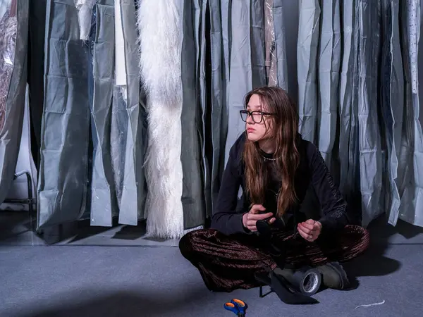 Kyiv, Ukrayna - 14 Şubat 2025: Tasarımcılar ve modeller piste hazırlanırken enerji dolup taşıyor.