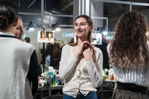 Kyiv, Ukrayna - 14 Şubat 2025: Modeller ve stilistler moda haftasının hareketli başlangıcında vizyonları gerçeğe dönüştürürken neşe içinde kahkahalar hazırlayıp paylaşıyorlar.