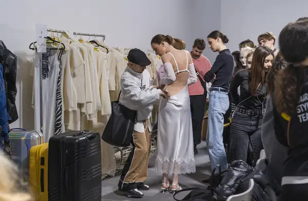 Kyiv, Ukrayna - 14 Şubat 2025: Modeller kıyafetlerinde son ayarlamaları yaparken, moda uzmanları podyum çıkışları için her detayın mükemmel olmasını sağlarken, heyecan havayı dolduruyor.