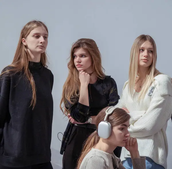 Kyiv, Ukrayna - 14 Şubat 2025. Ukrayna Moda Haftası FW25-26 'nın sahne arkasında modeller odaklı konuşmalarda, kıyafetlerini ayarlarken ve podyuma ilk çıkışları için hazırlanırken çekiliyor..