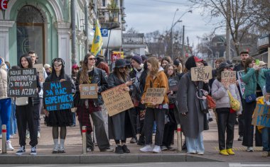 Kyiv, Ukrayna - 30 Mart 2025 'te, vatandaşlar Özgür Azov mitingini desteklemek için kentte toplanırken, Şubat 2022' den beri devam eden Rus işgalinin yol açtığı çatışmalar hakkında farkındalığı artırdı..