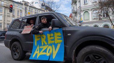 Kyiv, Ukrayna - 30 Mart 2025: Azov savaşçıları için destek mitingi Şubat 2022 'de başlayan Rus işgaline karşı güçlü mesajlarla devam eden direnişi vurguluyor.
