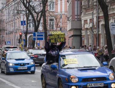Kyiv, Ukrayna - 30 Mart 2025: Sürmekte olan gerginlikler ortamında taraftarların Azov 'un dayanışmasını tutkuyla dile getirdiği araçlar sokaklarda dolaşırken canlı bir miting gerçekleşti.