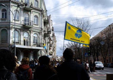 Kyiv, Ukrayna - 30 Mart 2025: Azov hareketine destek için toplanan kalabalık, 24 Şubat 2022 'de başlayan Rus işgaline karşı bayrak ve ses kaldırdı.