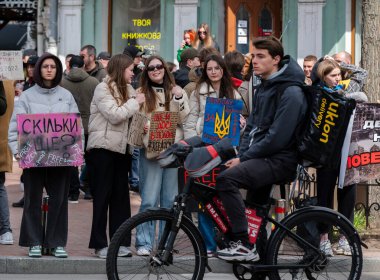 Kyiv, Ukrayna - 30 Mart 2025. Şehir merkezinde, Azov 'u destekleyenler ve Şubat 2022' deki Rus işgalinden bu yana devam eden mücadelelerin bilincini artırmak için canlı bir miting düzenleniyor..