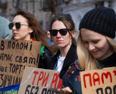 Kyiv, Ukrayna - 30 Mart 2025: Azov savaşçıları için kentte toplanan coşkulu taraftarlar, Şubat 2022 'den bu yana Rus işgaline karşı devam eden mücadelenin bilincini artırdılar.