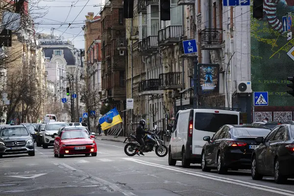 Kyiv, Ukrayna - 30 Mart 2025. 24 Şubat 2022 'de tam ölçekli bir işgalin başlamasından bu yana Rusya' nın saldırganlığına karşı farkındalığı artırmak amacıyla Özgür Azov hareketi için dayanışma içinde toplanan kalabalık,.