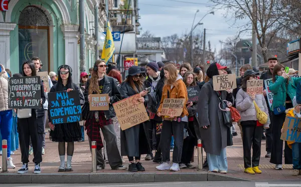 Kyiv, Ukrayna - 30 Mart 2025 'te, vatandaşlar Özgür Azov mitingini desteklemek için kentte toplanırken, Şubat 2022' den beri devam eden Rus işgalinin yol açtığı çatışmalar hakkında farkındalığı artırdı..